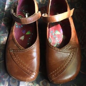 Earth (Kalso) Echelon in Almond leather.